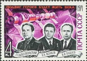 Colnect-194-382-Heroes-Cosmonauts.jpg