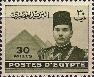 Colnect-1279-806-King-Farouk-in-front-of-the-Pyramids-of-Gizeh.jpg