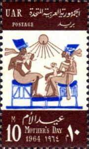 Colnect-1308-815-Ikhnaton-and-Nefertiti-with-Children.jpg