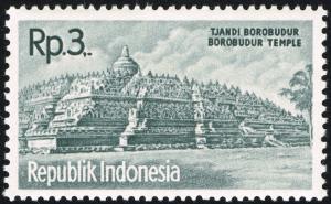 Colnect-2272-262-Tourist--Borobudur-temple.jpg