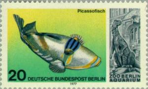 Colnect-155-349-Lagoon-triggerfish-Rhinecanthus-aculeatus-Iguanadon.jpg
