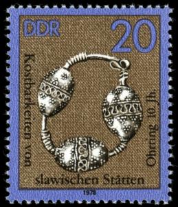 Colnect-1980-217-Silver-Earring.jpg