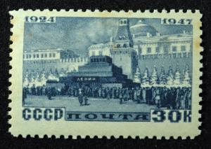 Colnect-6095-858-People-at-Lenin-s-Mausoleum.jpg