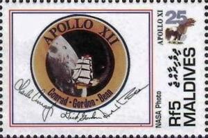 Colnect-4182-719-Apollo-12-patch-signatures-of-crew.jpg